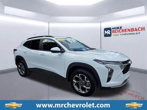 Used 2025 Chevrolet Trax LT FWD image 1