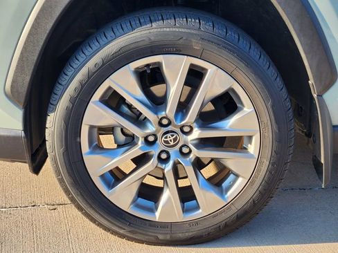 Certified 2022 Toyota RAV4 XLE Premium AWD/4WD image 9