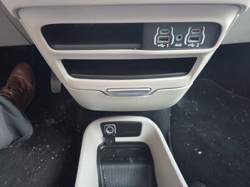 Used 2024 Chrysler Pacifica Touring-L image 25