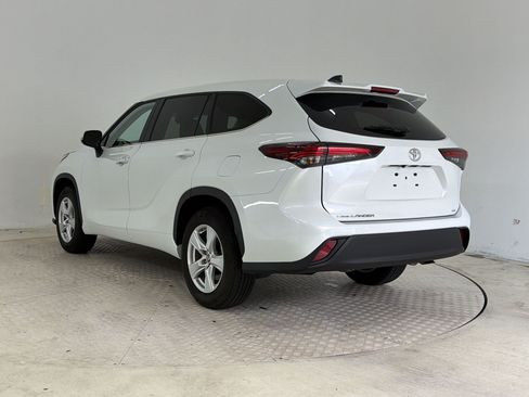 Used 2025 Toyota Highlander LE FWD image 3