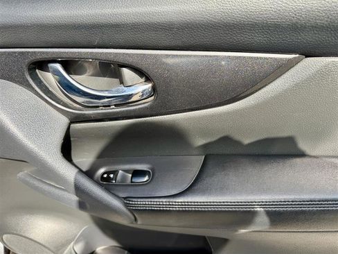 Used 2017 Nissan Rogue SV w/ Midnight Edition image 37