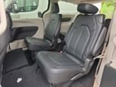 Used 2022 Chrysler Pacifica Touring-L FWD image 13