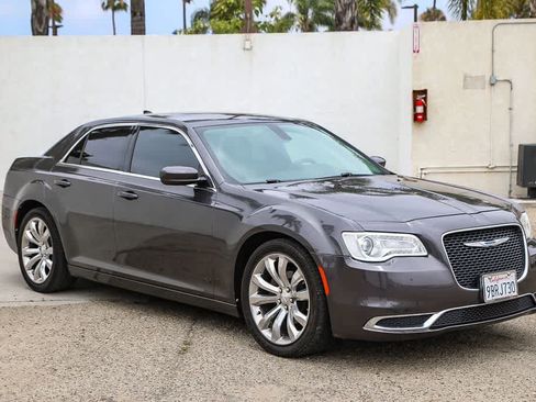 Used 2017 Chrysler 300 Limited RWD image 3