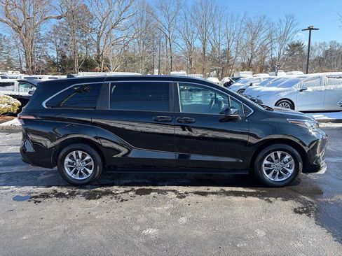 Used 2024 Toyota Sienna LE image 6