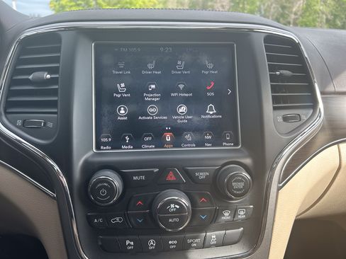 Used 2018 Jeep Grand Cherokee Overland AWD/4WD image 23