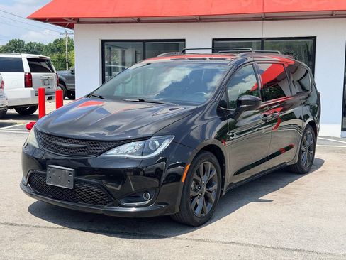 Used 2020 Chrysler Pacifica Touring-L w/ S Appearance Package FWD image 10
