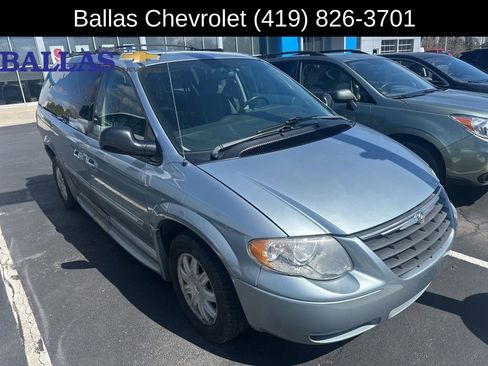 Used 2005 Chrysler Town & Country Touring w/ Trailer Tow Group image 2