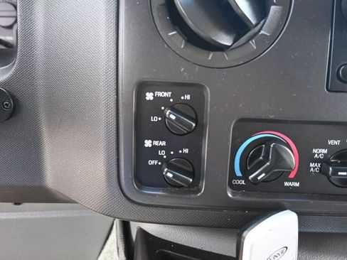 Used 2009 Ford E-150 and Econoline 150 Wagon RWD image 19