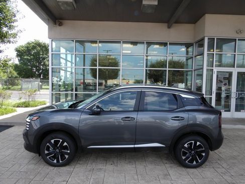 Used 2025 Nissan Kicks SV w/ SV Premium Package image 4