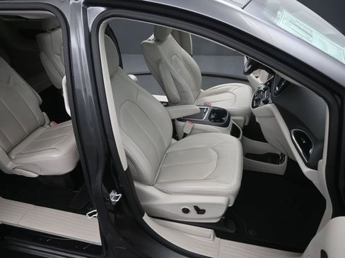 Used 2018 Chrysler Pacifica Touring-L Plus w/ Tire & Wheel Group image 19