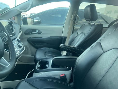 Used 2024 Chrysler Pacifica Touring-L image 7