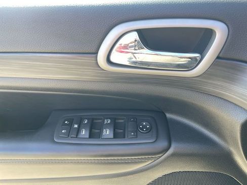 Used 2022 Jeep Grand Cherokee Laredo X image 23