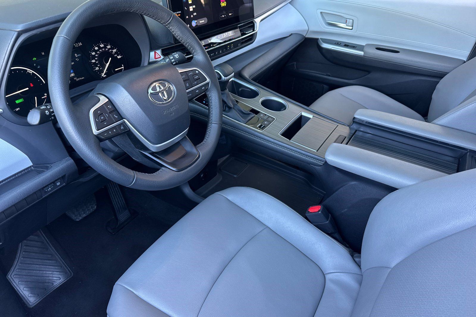 Used 2026 Toyota Sienna XLE FWD image 4