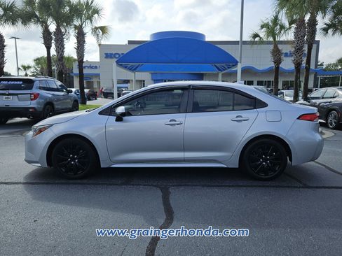 Used 2021 Toyota Corolla LE FWD image 2