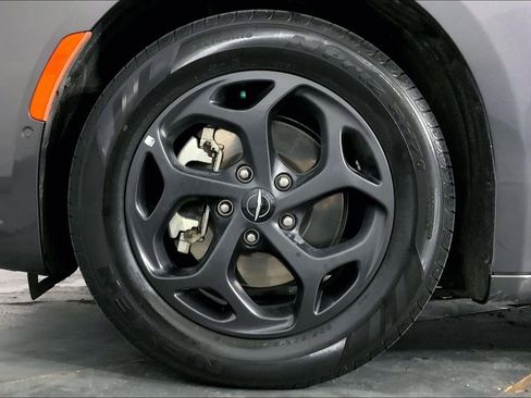 Used 2022 Chrysler Pacifica Limited w/ Uconnect Theater Family Group FWD image 9