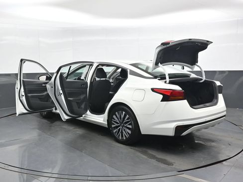 Used 2025 Nissan Altima 2.5 SV FWD image 48