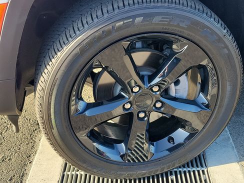 Used 2025 Jeep Grand Cherokee Altitude AWD/4WD image 6