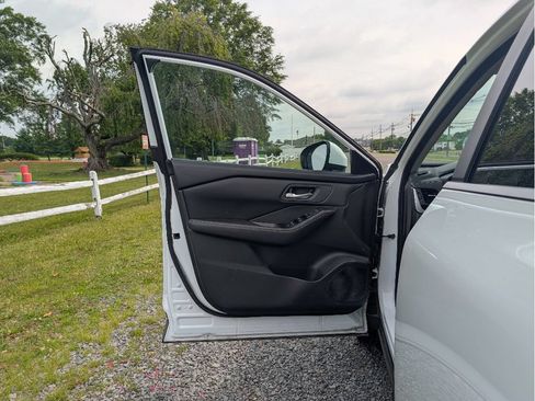 Used 2024 Nissan Rogue SV FWD image 10