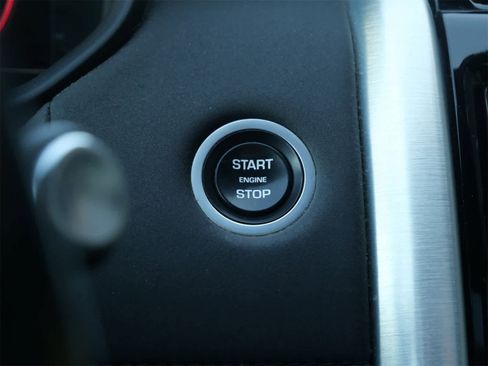 Used 2018 Land Rover Discovery HSE image 19