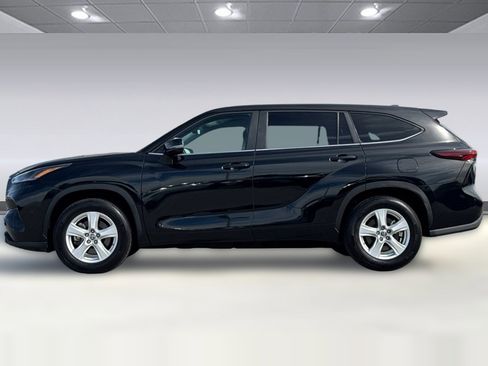 Used 2025 Toyota Highlander LE FWD image 2