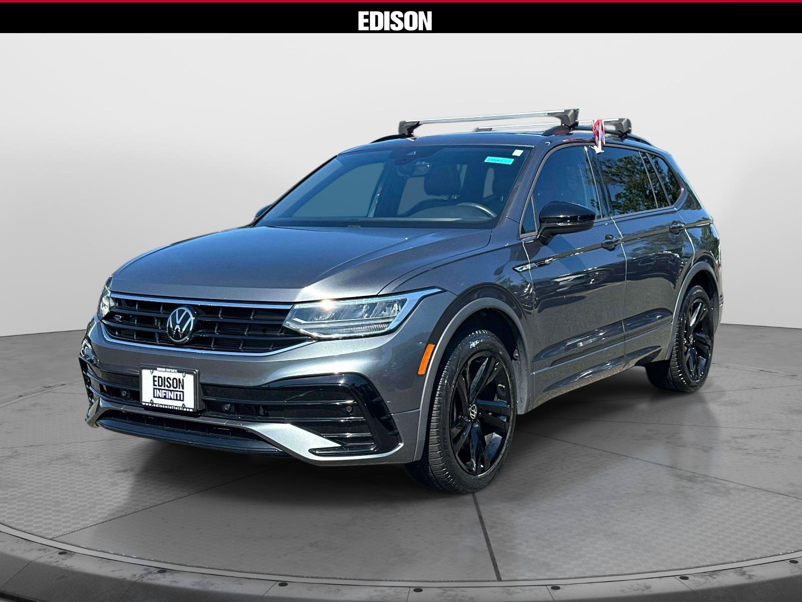 Used 2023 Volkswagen Tiguan SE R-Line AWD/4WD image 2
