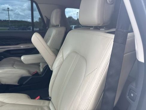 Used 2018 Ford Expedition Max Platinum RWD image 19