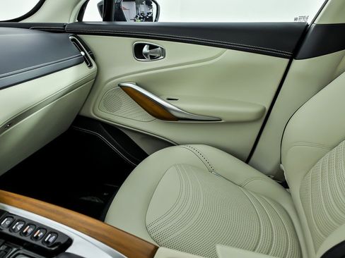 Used 2022 Aston Martin DBX AWD/4WD image 34