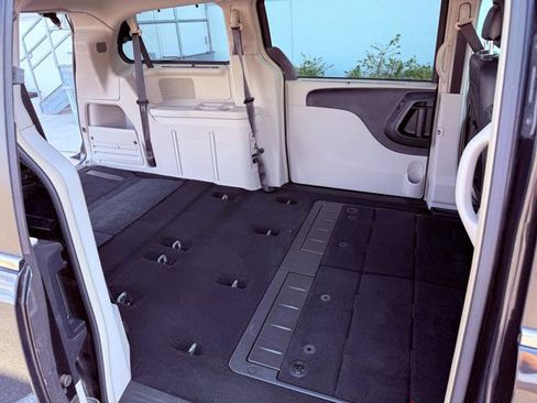 Used 2015 Chrysler Town & Country Touring image 30