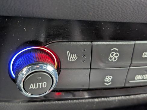 Used 2022 Buick Enclave Essence image 27