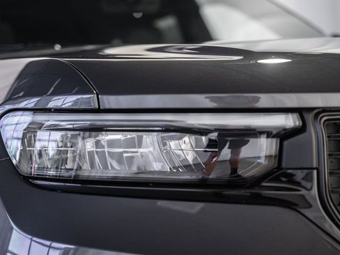 New 2025 Jeep Grand Cherokee Altitude image 12