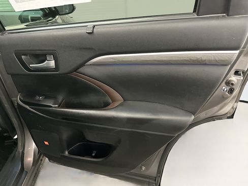 Used 2017 Toyota Highlander Limited w/ Carpet Mat Package AWD/4WD image 34