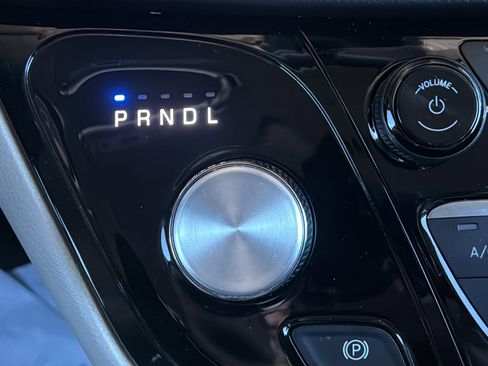 Used 2023 Chrysler Pacifica Touring-L image 27