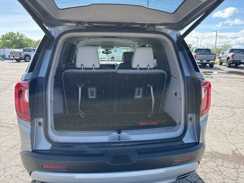 Used 2023 GMC Acadia SLT w/ Technology Package FWD image 16