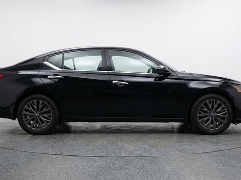 Used 2025 Nissan Altima 2.5 SV image 11