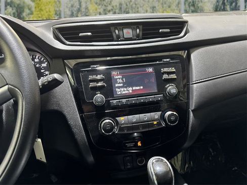 Used 2017 Nissan Rogue S AWD/4WD image 16