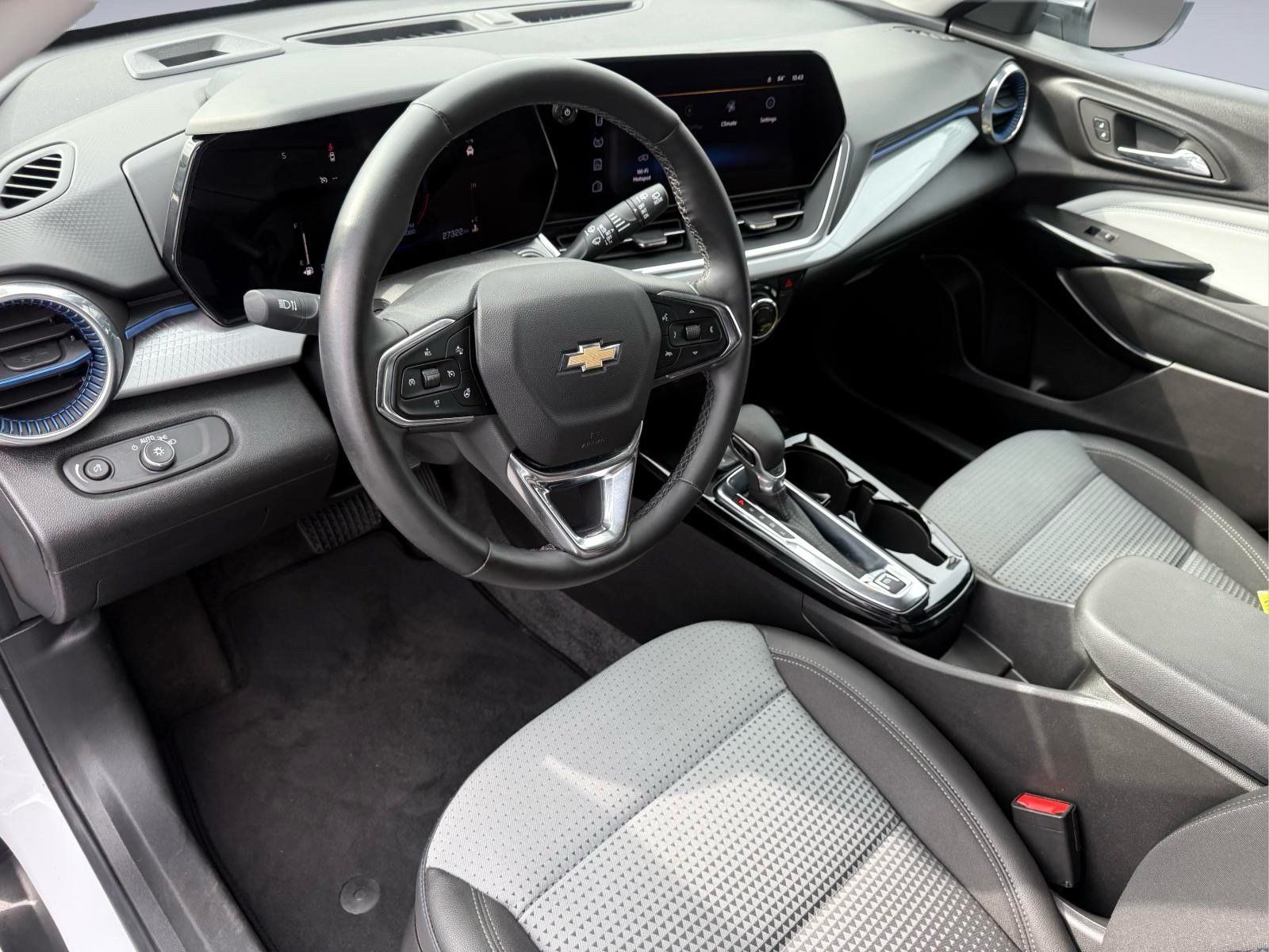 Used 2025 Chevrolet Trax LT w/ LT Convenience Package FWD image 13