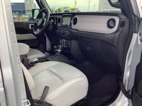 Used 2023 Jeep Wrangler Unlimited Sahara image 38