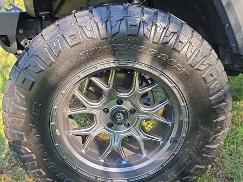 Used 2020 Jeep Wrangler Unlimited Sahara AWD/4WD image 4