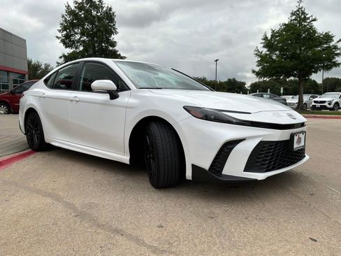 Used 2025 Toyota Camry SE FWD image 4