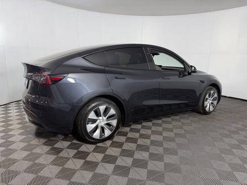 Used 2024 Tesla Model Y 2WD image 5