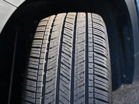 Used 2025 Volkswagen Taos SE image 35