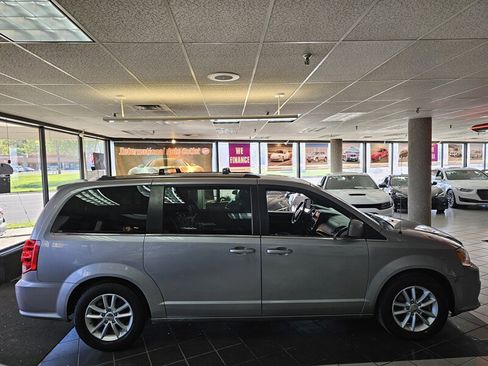 Used 2019 Dodge Grand Caravan SXT image 5