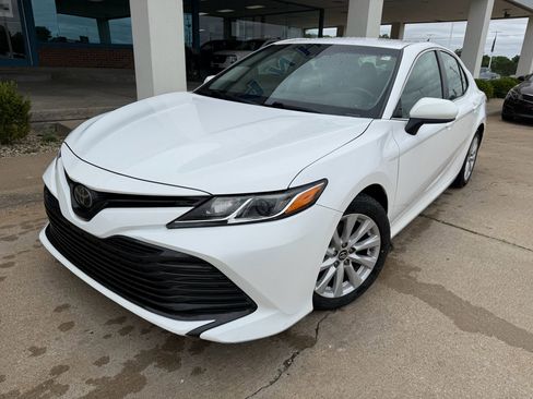 Used 2018 Toyota Camry LE FWD image 2