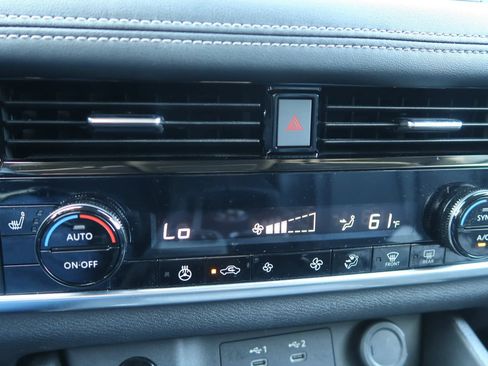 Used 2024 Nissan Rogue SL AWD/4WD image 32