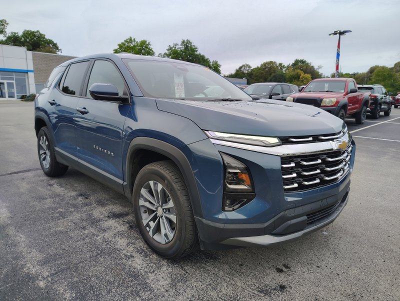 Used 2025 Chevrolet Equinox LT w/ Safety and Technology Package AWD/4WD image 3