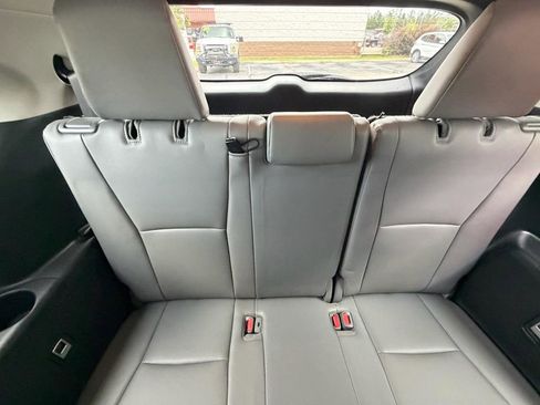 Used 2021 Toyota Highlander XLE AWD/4WD image 14