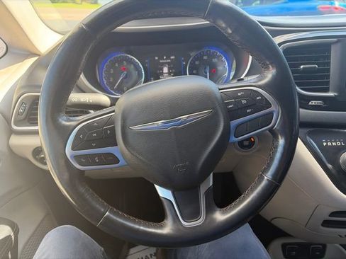 Used 2020 Chrysler Pacifica Touring-L FWD image 18