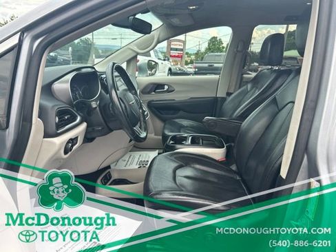 Used 2020 Chrysler Pacifica Touring-L FWD image 10