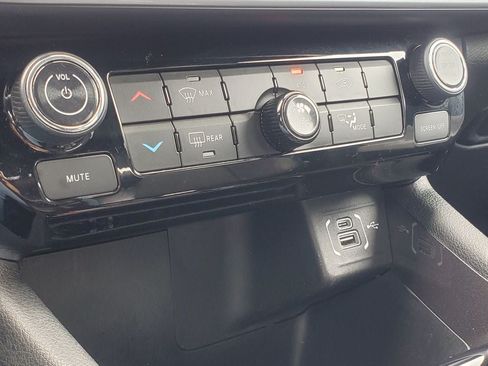 Used 2023 Jeep Compass Latitude AWD/4WD image 19