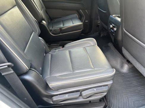 Used 2021 GMC Yukon SLT w/ SLT Luxury Plus Package image 3